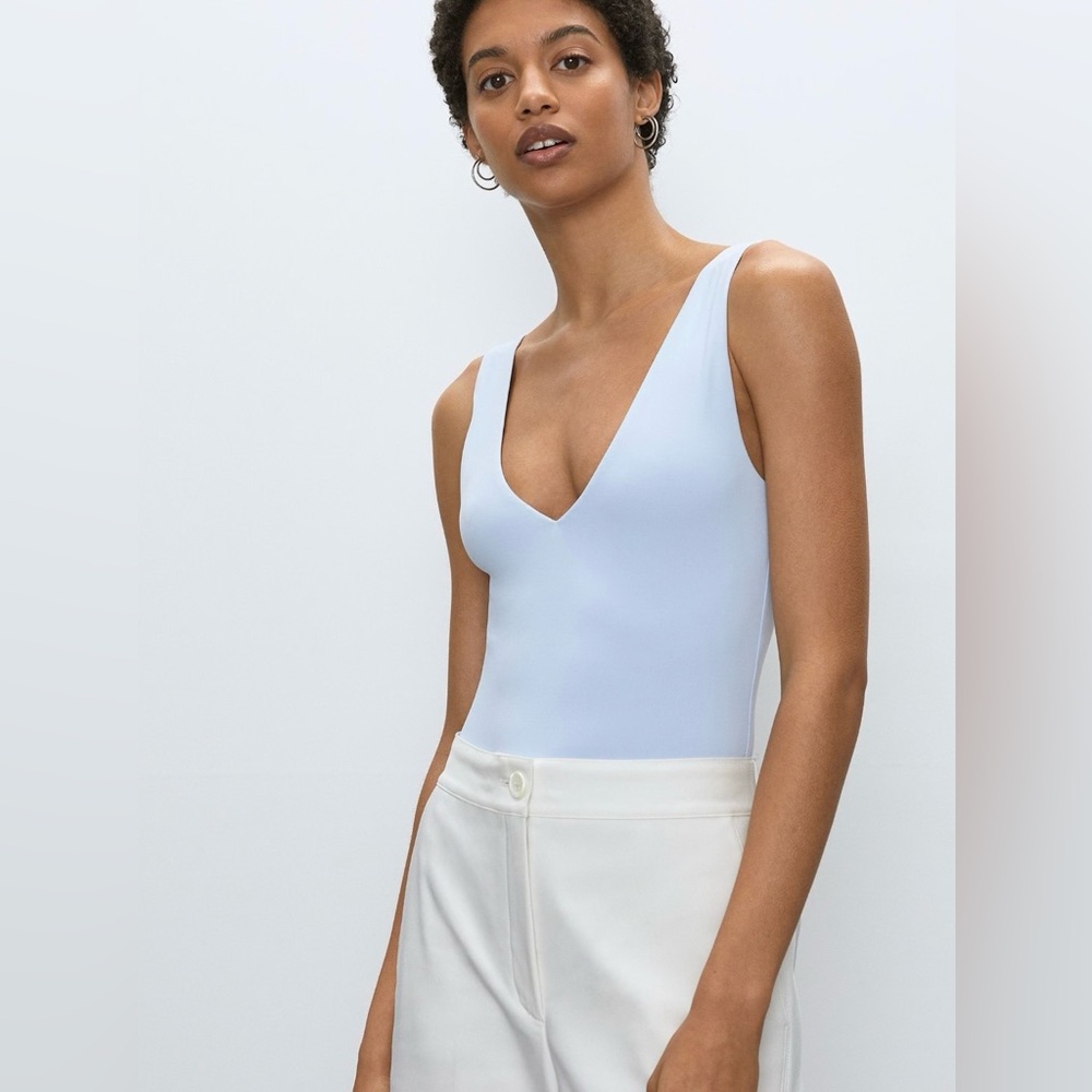Babaton v-neck bodysuit size small colour: glimmer